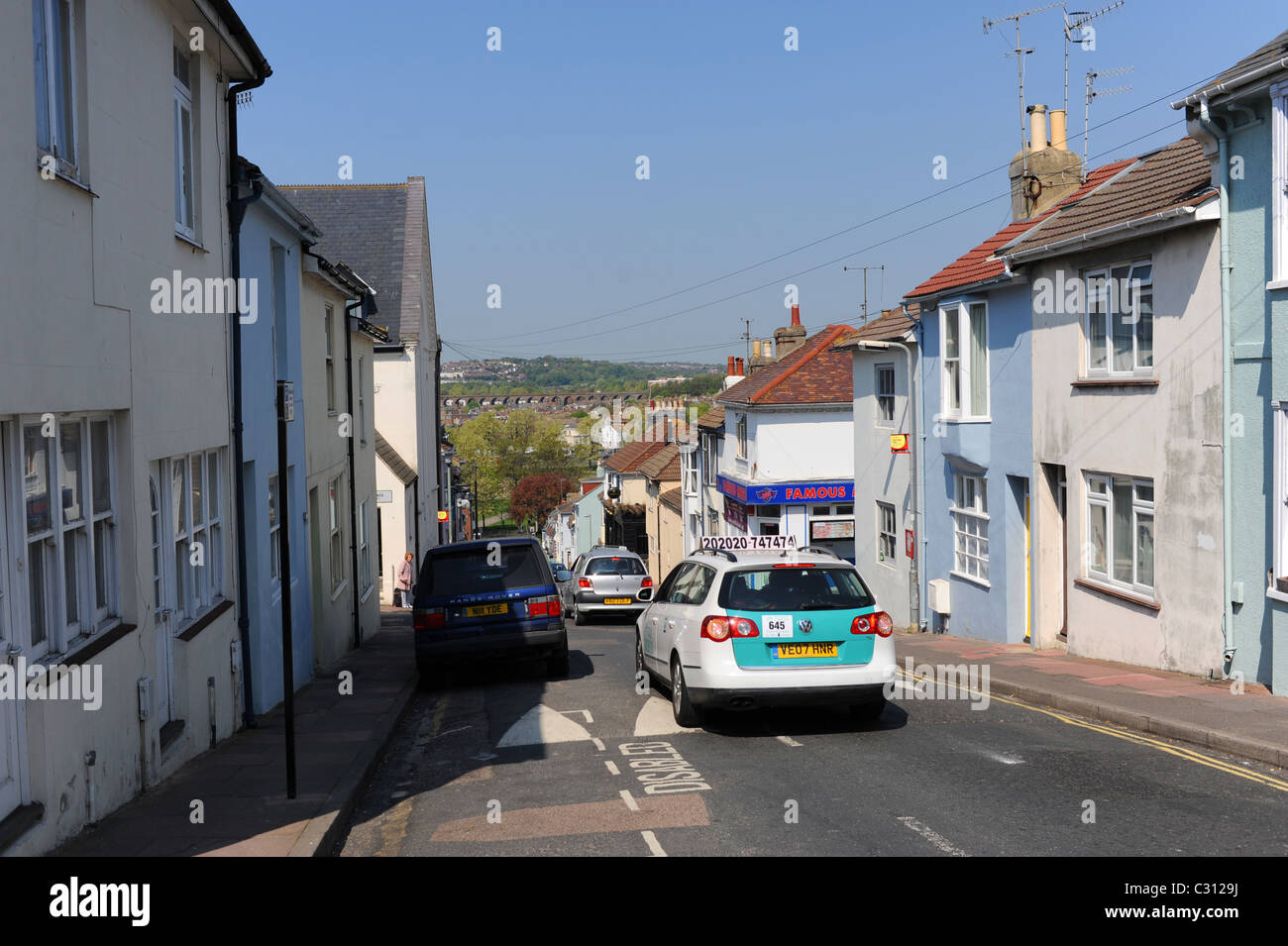 Taxi fahren bergab in Hannover Bezirk von Brighton East Sussex UK Stockfoto