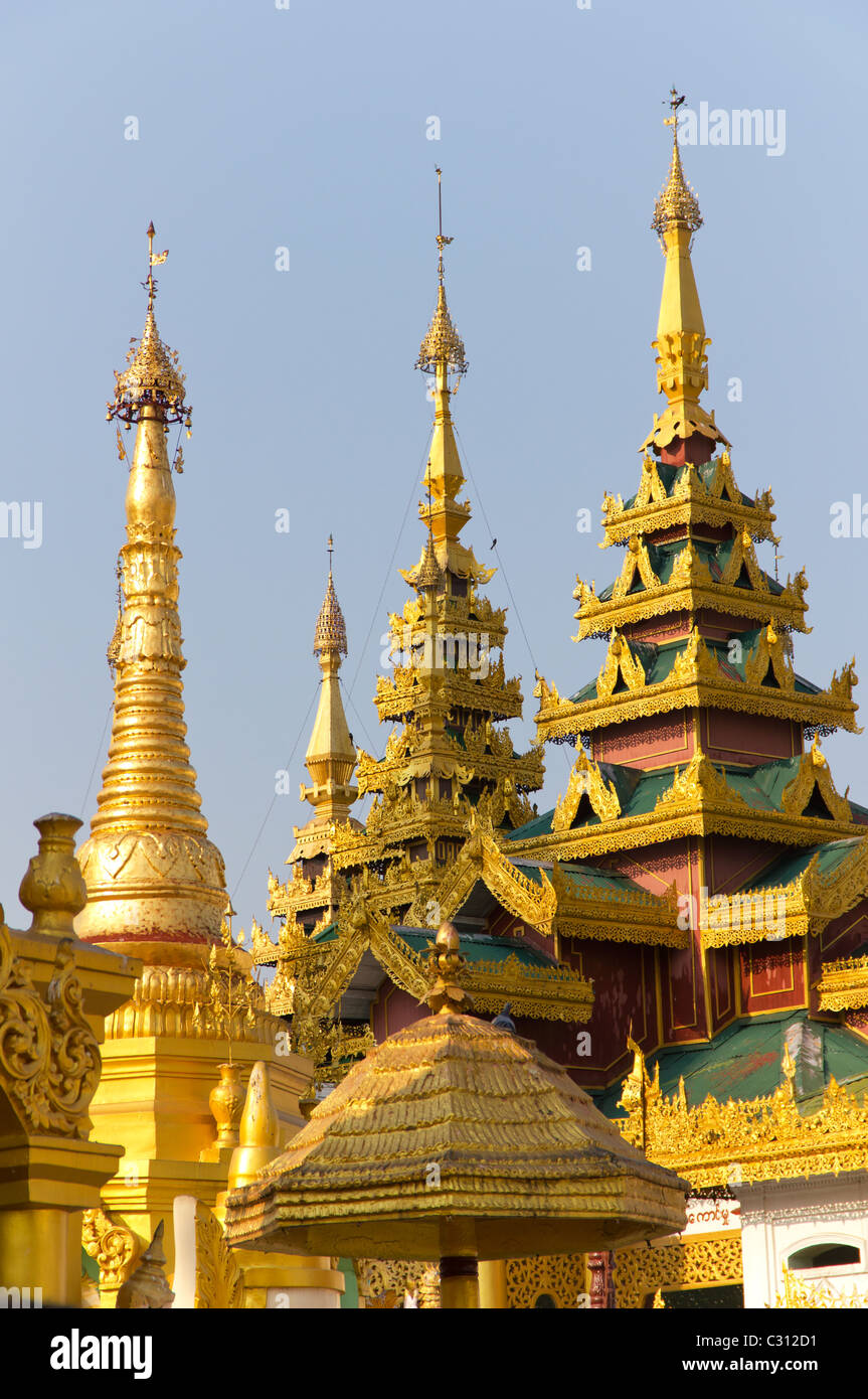 Gold kippte Stupas und Schreine an der Shwedagon-Pagode in Yangon, Myanmar Stockfoto