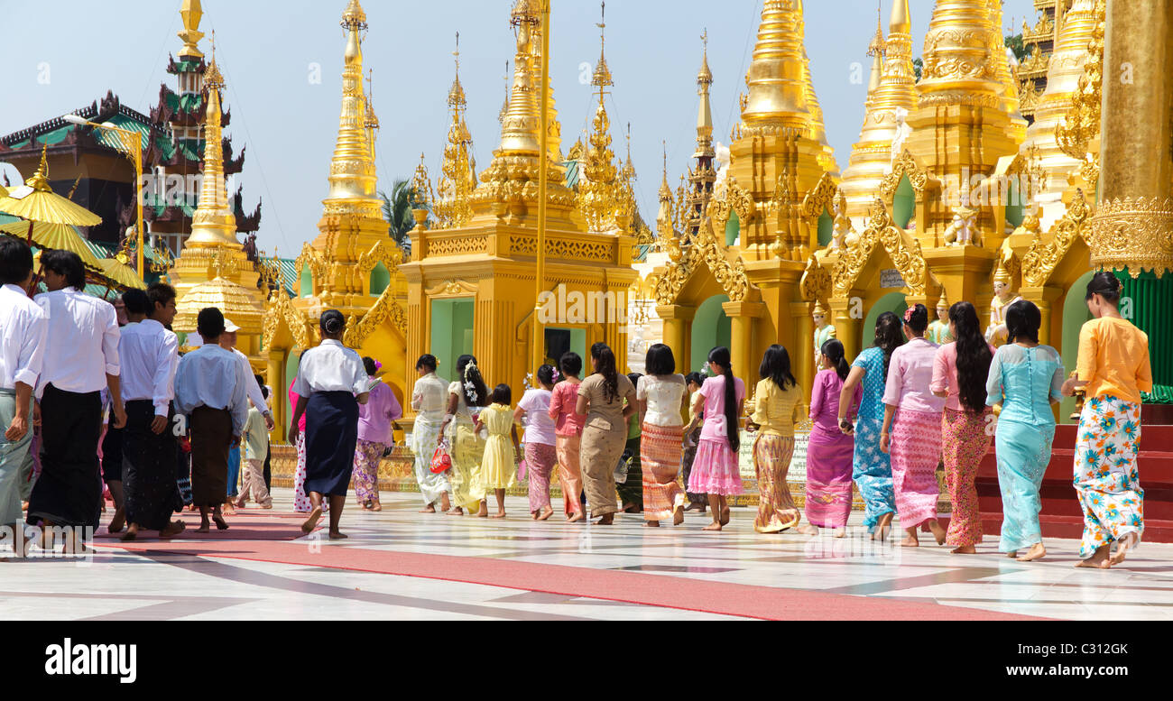 Religiöse Prozessionen statt an der Shwedagon Pagode in Yangon, Birma kurz vor Neujahr Myanmar Stockfoto