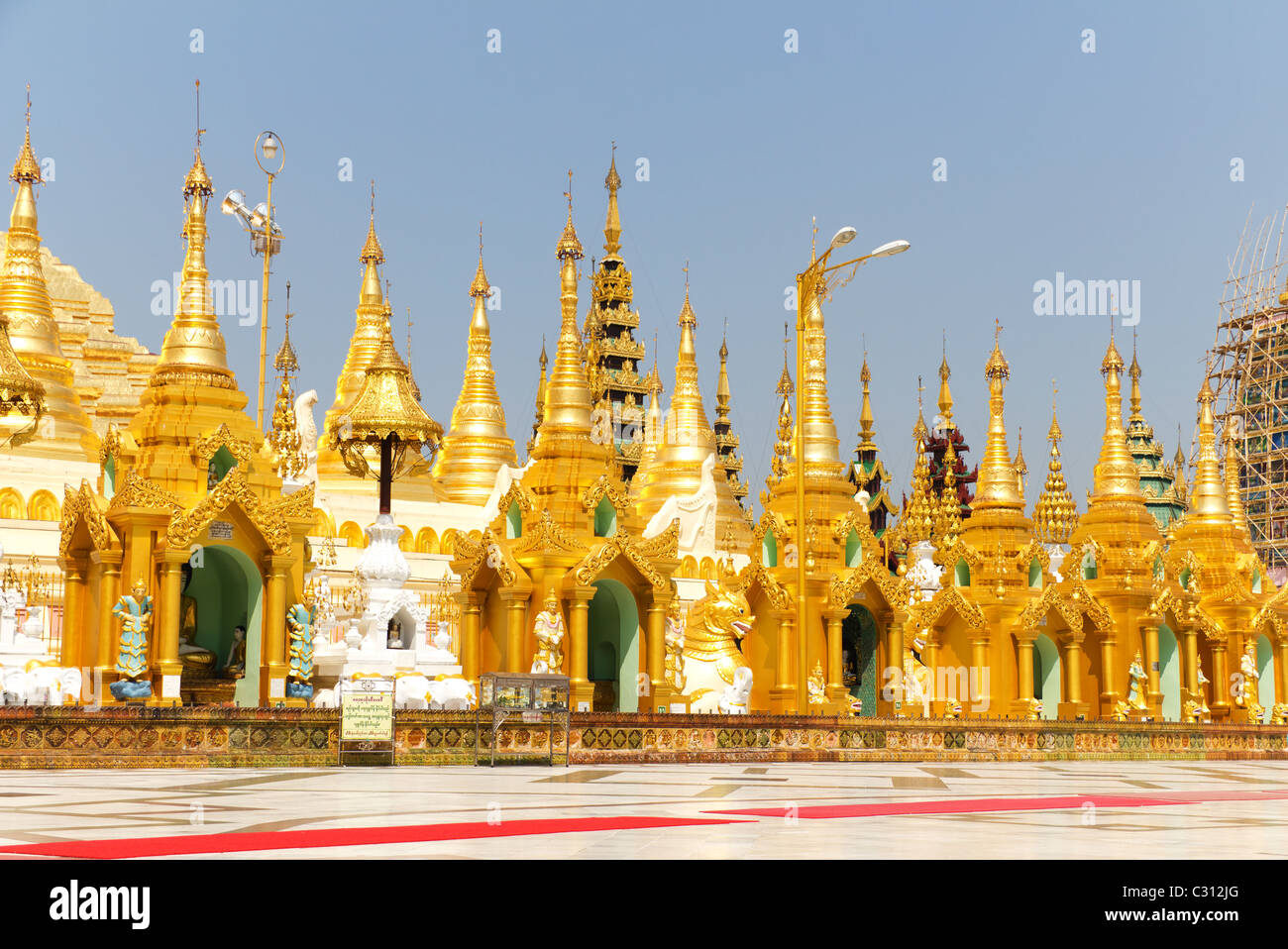 Goldene Pagoden, Schreinen und Statuen an den buddhistischen Shwedagon Pagode in Yangon, Myanmar (Burma) Stockfoto