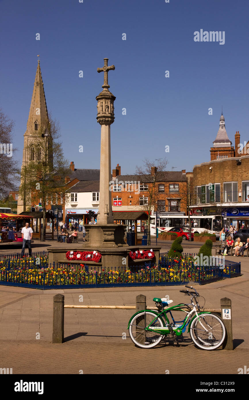 Der Platz War Memorial und St. Dionysius Church, Market Harborough Town Centre, Leicestershire, England, UK Stockfoto