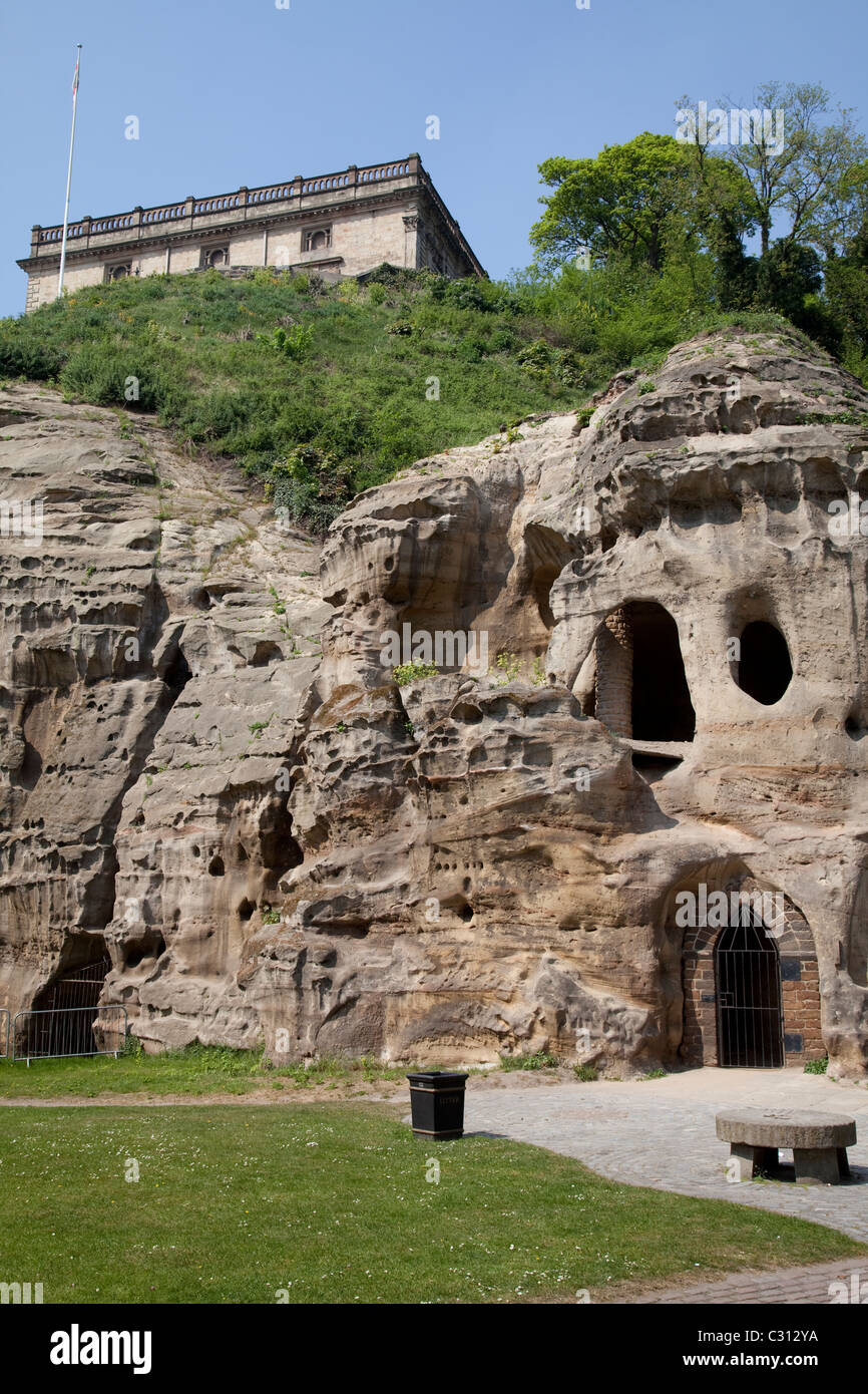 Nottingham Castle mit Höhlen unterhalb. Mortimers Loch Sudhaus Hof Museum, England UK Stockfoto