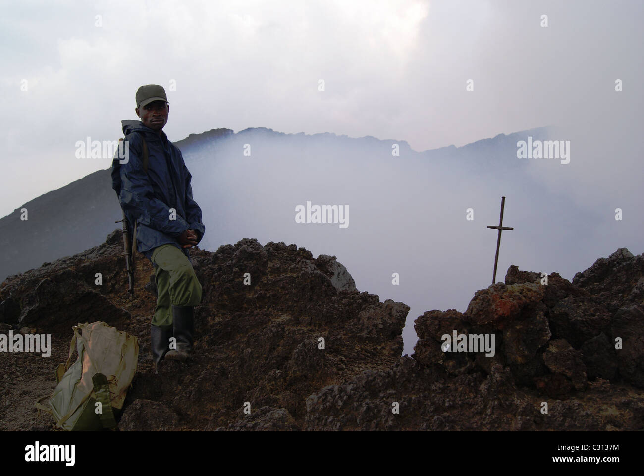 Virunga Nationalpark, demokratische Republik Kongo: Ein Parkranger steht an der Mündung des Nyiragongo, eines des aktivsten Vulkans der Erde. Stockfoto