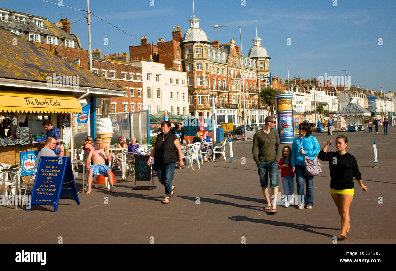 Die Menschen gehen Strandpromenade Weymouth, Dorset Stockfoto