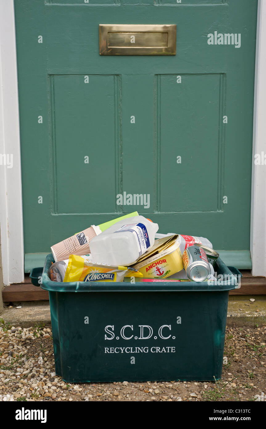 Hausmüll in recycling-Kiste außerhalb Wohneigentum Stockfoto
