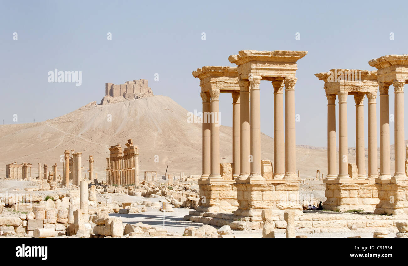 Die hoch aufragenden korinthischen Säulen des Tetrapylon, die Änderung der Richtung der großen Kolonnade an Palmyra Syrien markiert. Stockfoto