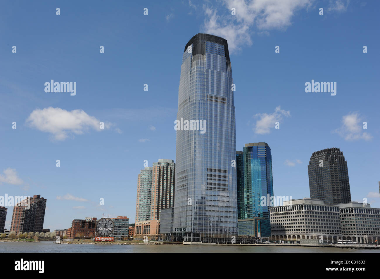 Die Goldman Sachs Gebäude, die berühmte Uhr und der Morris-Canal in Jersey City, N, J. sind am Westufer des Hudson River. Stockfoto