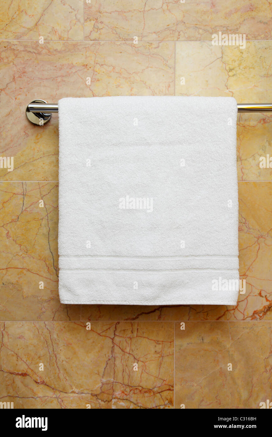Handtuch auf einem Kleiderbügel Stockfoto