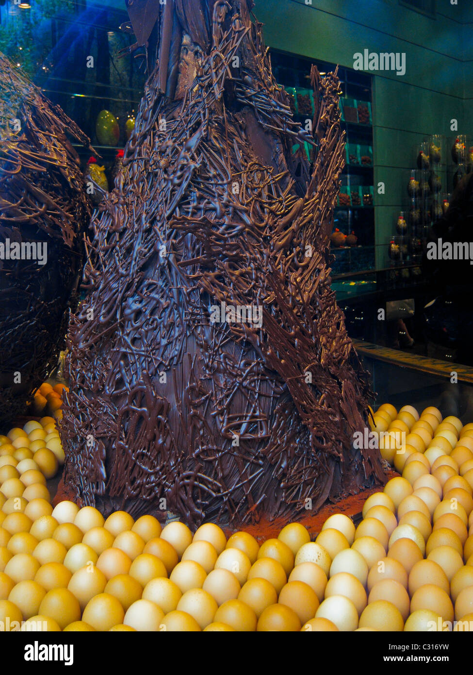 Paris, Frankreich, Shopping in französischen Schokoladenläden, Chocolatier im Viertel Saint Germain des Pres, Patrick Roger, Osterkreation, Schaufenster, Details Stockfoto