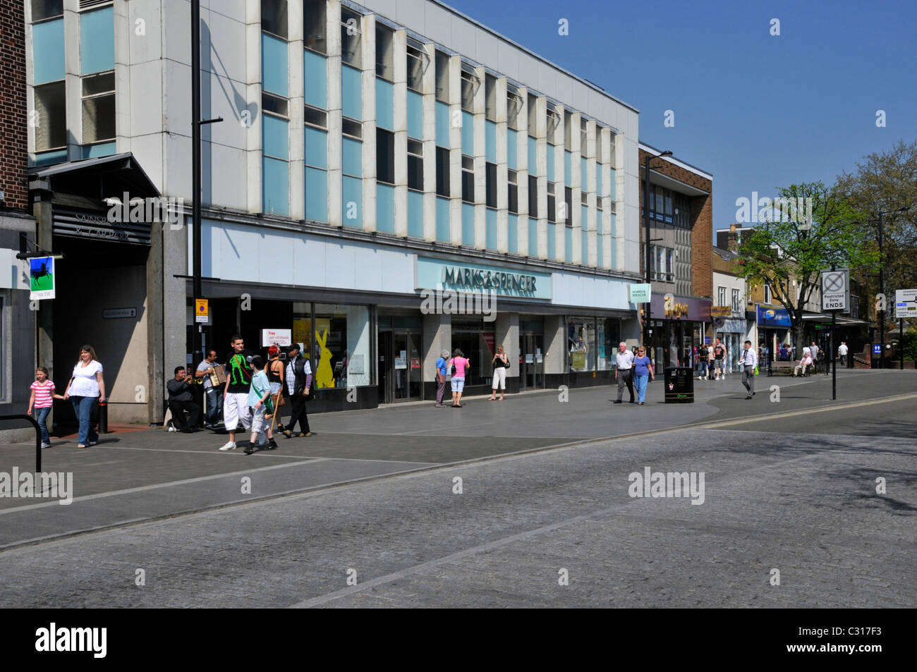 Käufer außerhalb von Marks und Spencer ein Einzelhandelsgeschäft Geschäft verkaufen Kleidung & Essen in Shopping High Street Brentwood Essex England VEREINIGTES KÖNIGREICH Stockfoto