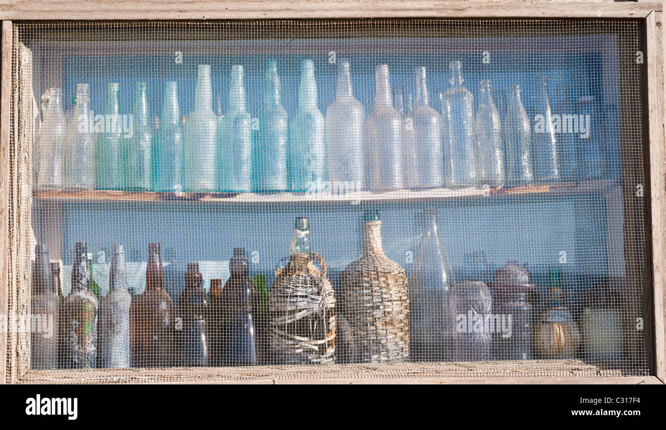 Rosa und blaue Glasflaschen Linie die Fensterbank am alten Ancho Bahnhof, Ancho, New Mexico. Stockfoto