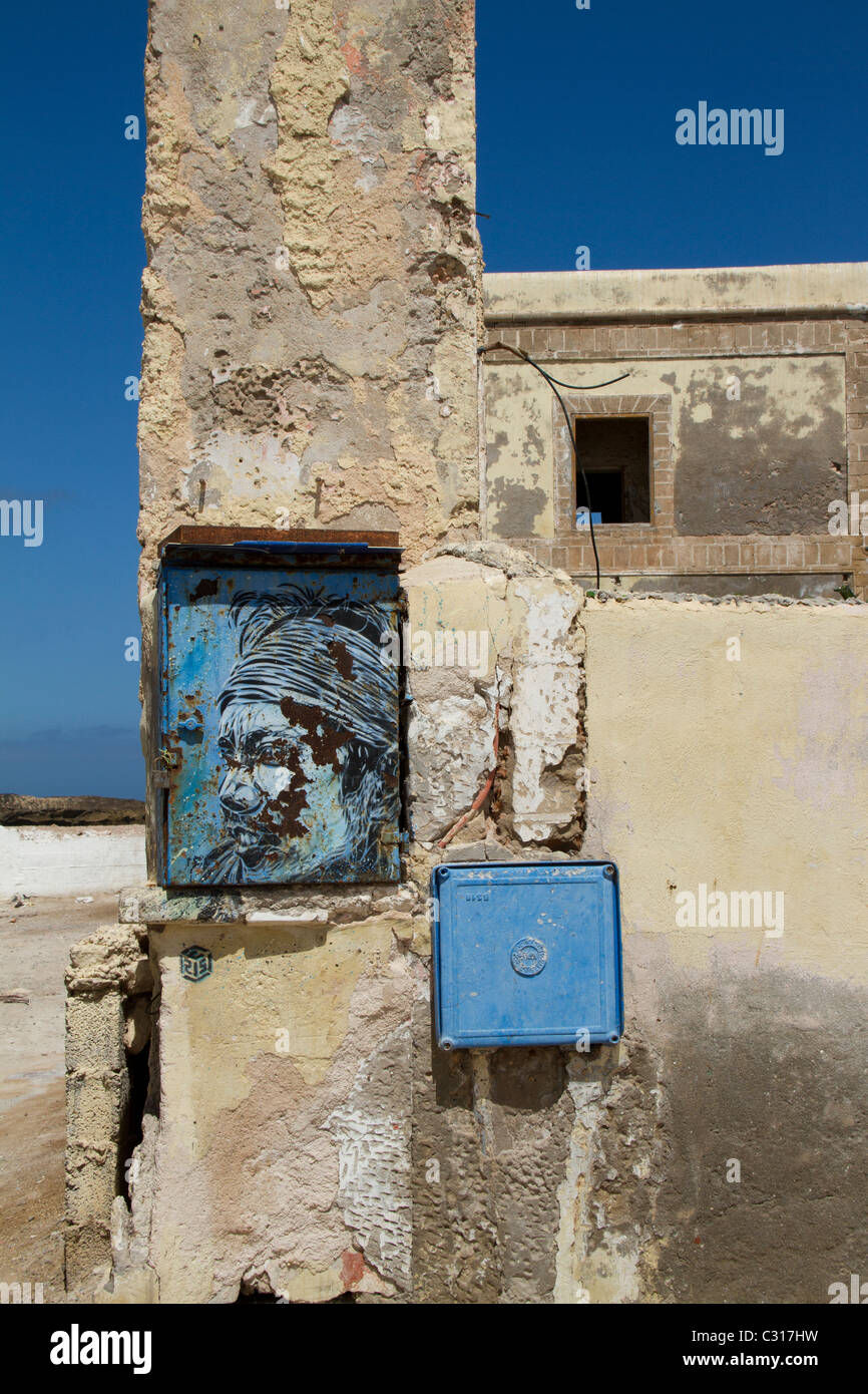 Alten Graffiti auf einer Metall-Box in Moulay Hassan Platz neben dem Hafen in Essaouira Stockfoto