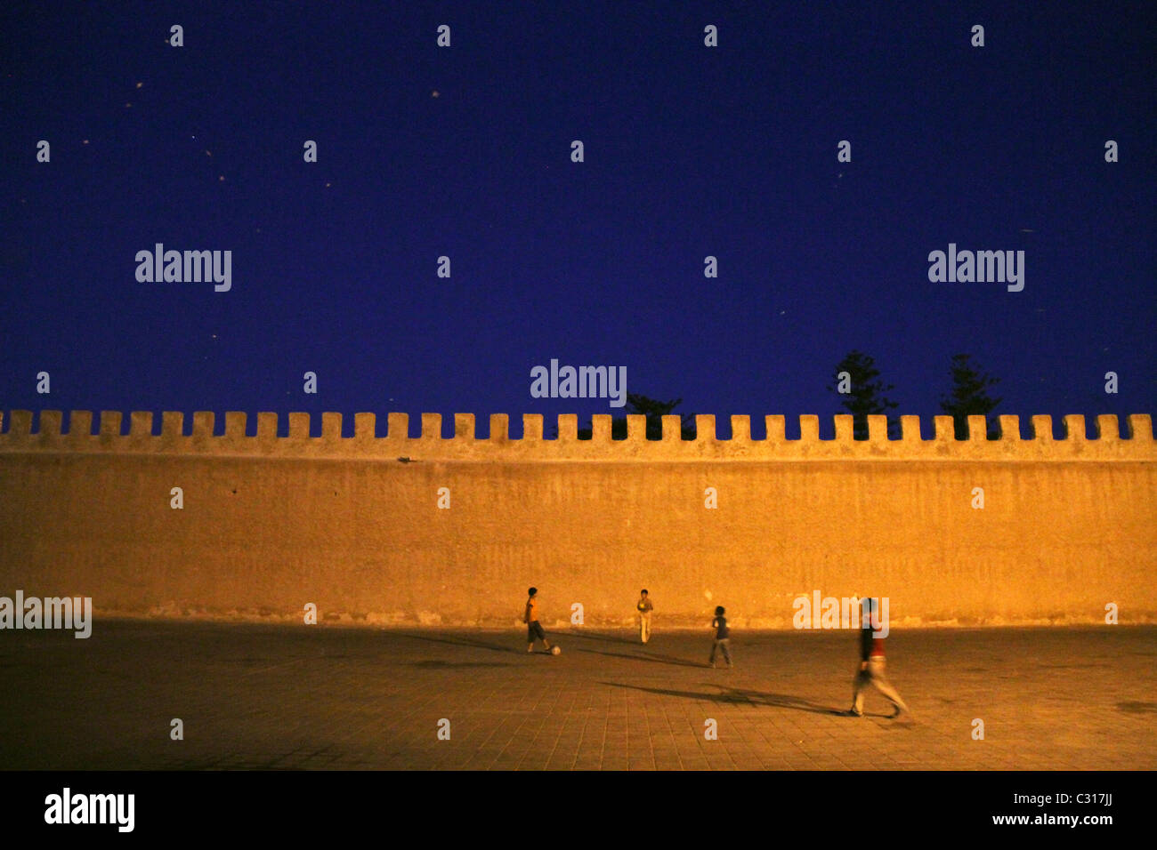 Kinder spielen Fußball Platz Moulay Hassan neben dem Hafen in Essaouira Stockfoto