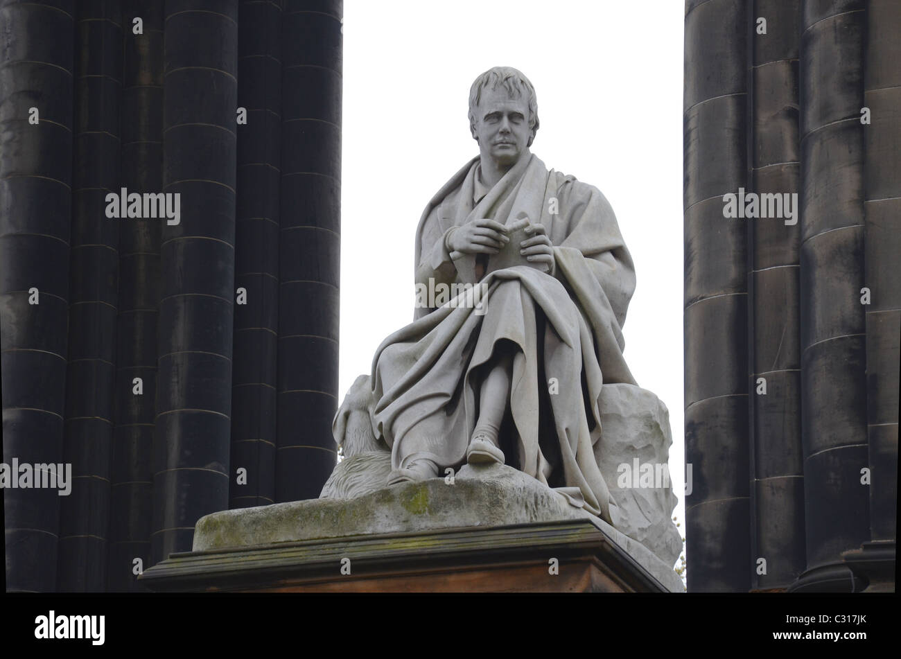 Statue von Sir Walter Scott in weißem Carrara-Marmor sitzt unterhalb der Scott Monument in Princes Street, Edinburgh, UK. Stockfoto