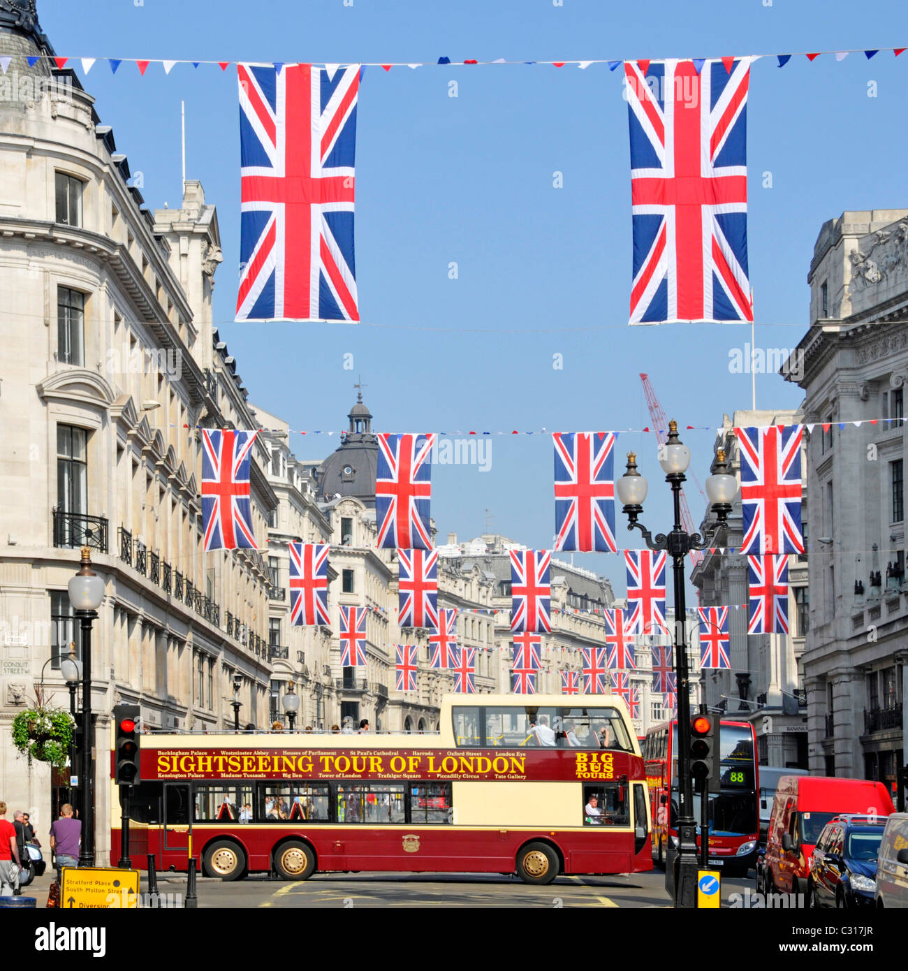 Sightseeing Tour-Bus in der Regent Street London mit Union Jack-Flaggen Stockfoto