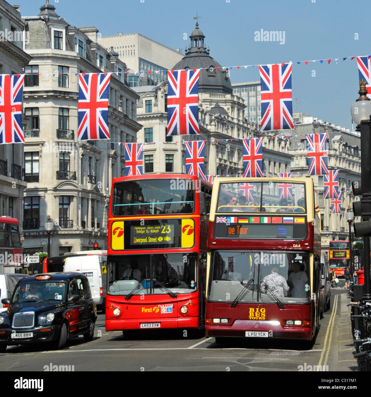 Schwarzes Taxi Taxi rot Doppeldeckerbus & oben offen Sightseeing Tour Bus unter Union Jack Flagge im berühmten Regent Street West End Einkaufsviertel London Großbritannien Stockfoto
