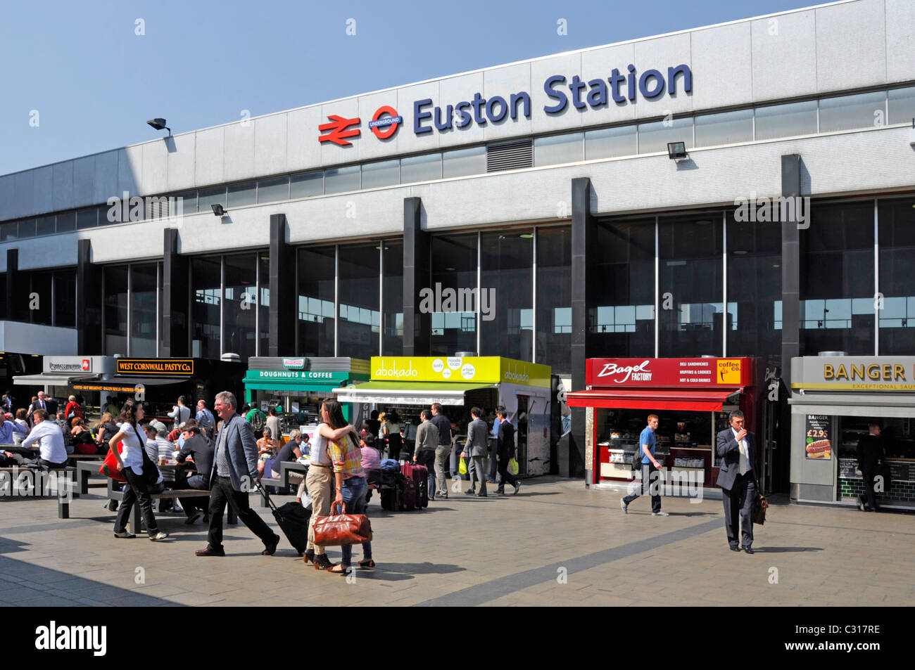 Euston Station und Fast-Food-Stände mit Sitzbank Speiseräume Stockfoto