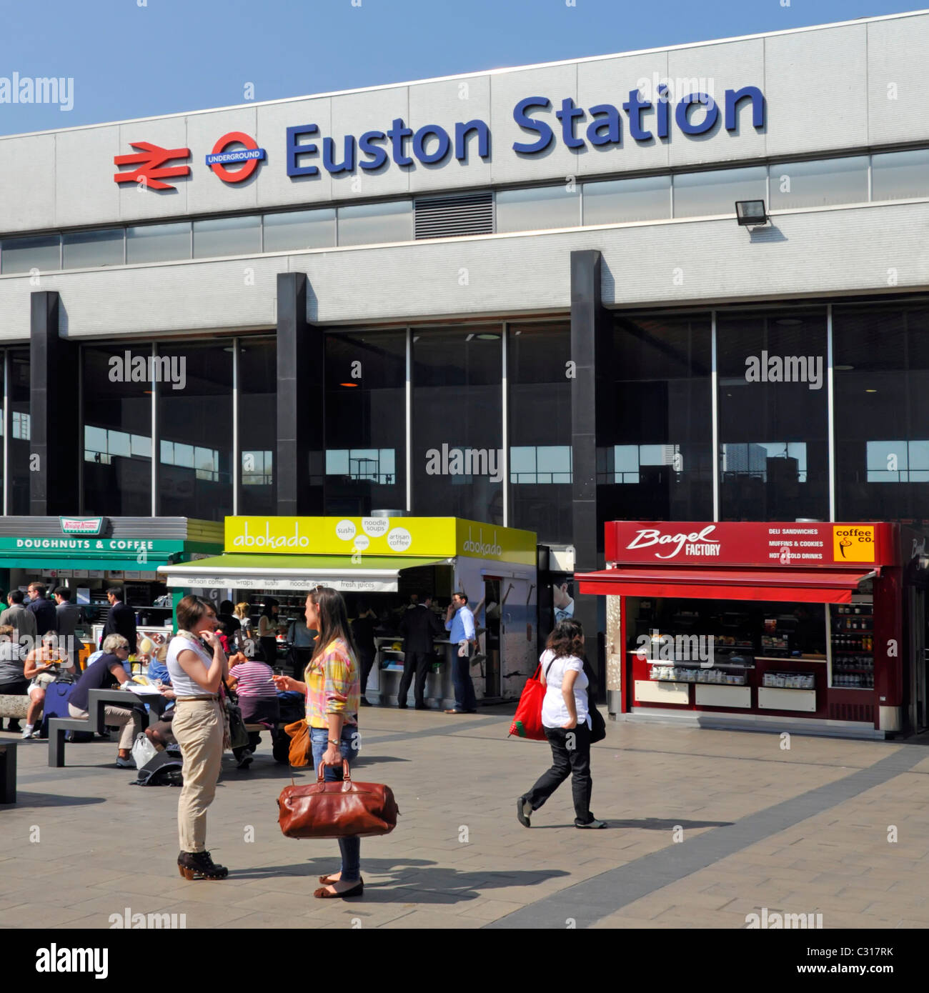 Euston Station und Fast-Food-Stände mit Sitzbank Speiseräume Stockfoto