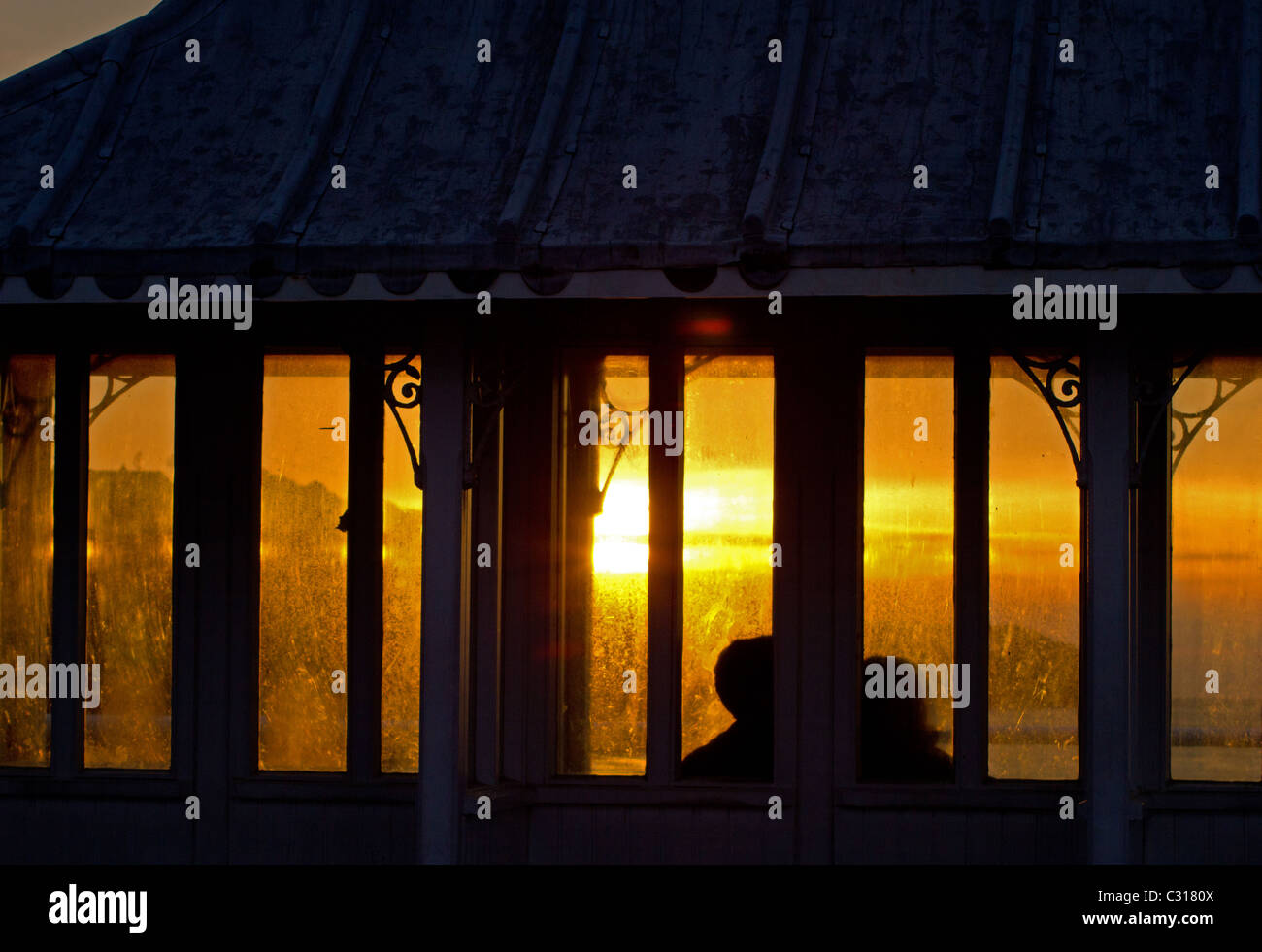 Eine romantische kuscheln und beobachten den Sonnenuntergang bei Cromer Stockfoto
