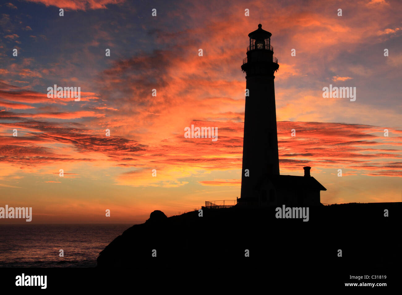 Taube PT Light Station und Steilküsten am späten Nachmittag, Küste von Kalifornien, Vereinigte Staaten Stockfoto