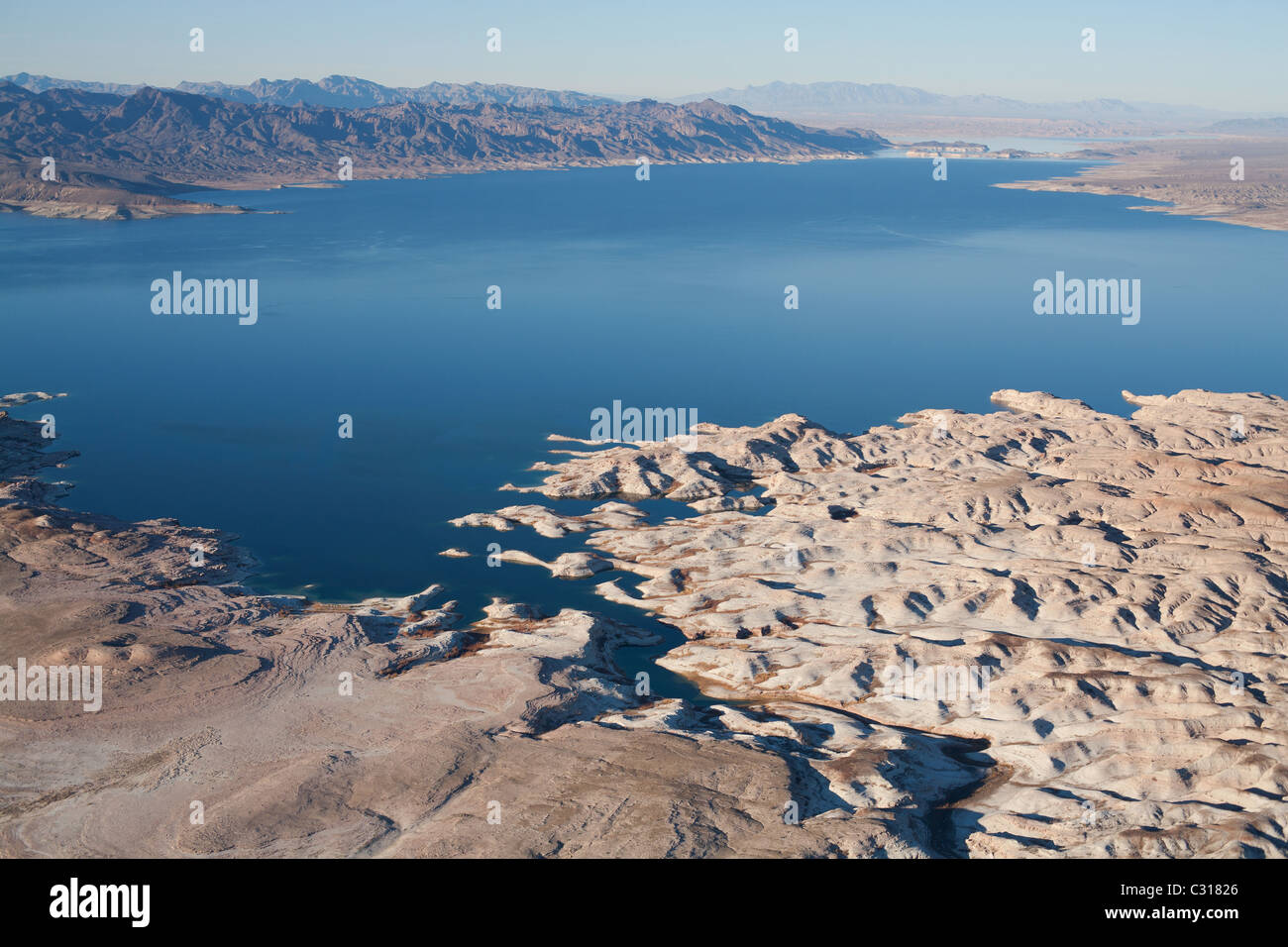 LUFTAUFNAHME. Lake Mead, Blick nach Norden in Richtung Overton Arm. Größtes Reservoir in Nordamerika. Arizona / Nevada, USA. Stockfoto