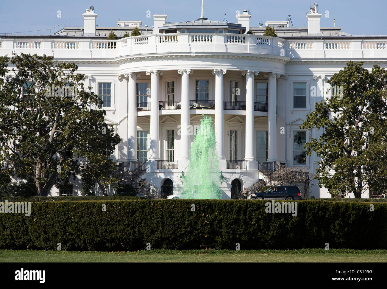 Das weiße Hausbrunnen gefärbt grün für St. Patricks Day. Stockfoto