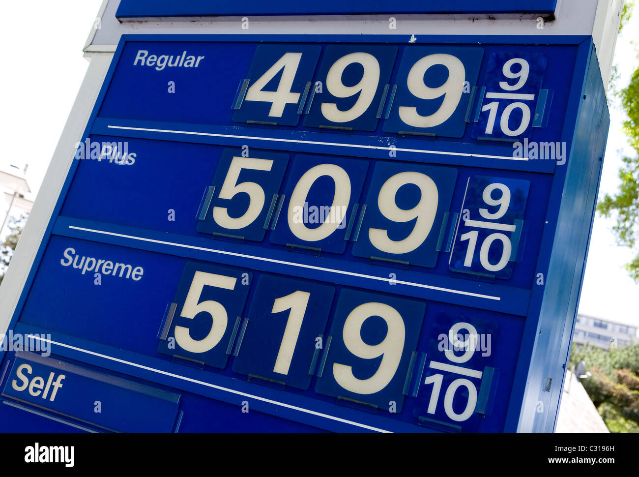 Hohe Benzinpreise an einer US-Tankstelle. Stockfoto