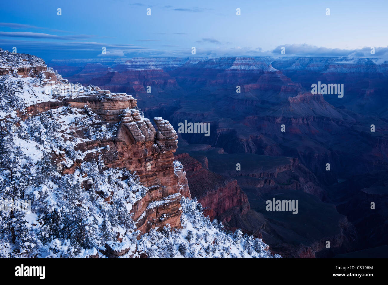 Morgendämmerung auf Schnee bedeckt Grand Canyon vom Mather Point, Arizona, USA Stockfoto