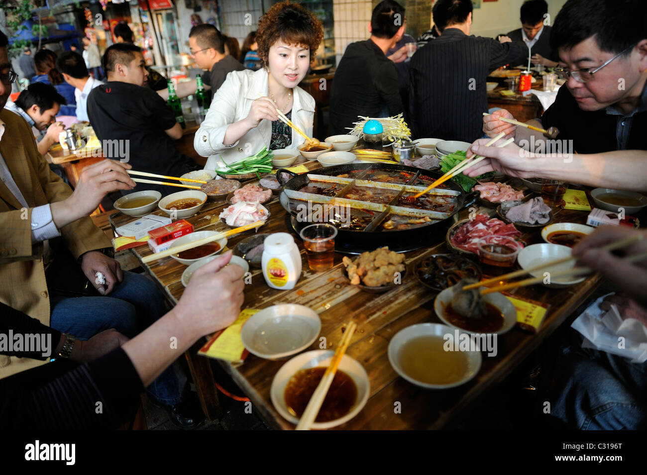 Die Bewohner haben Hotpot in Chongqing, China. 22. April 2011 Stockfoto