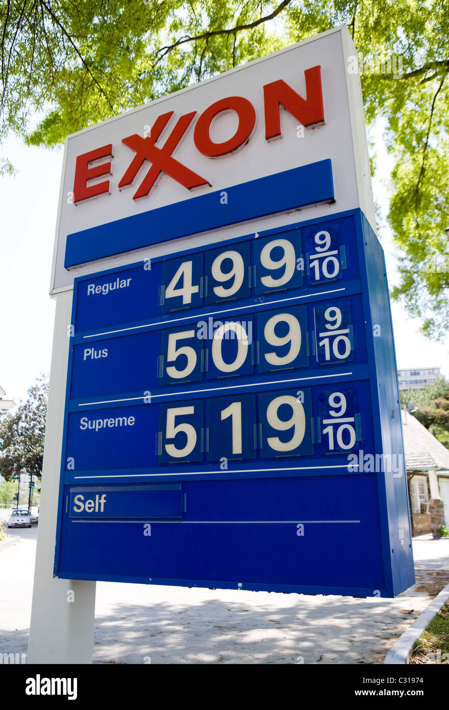 Hohe Benzinpreise an einer US-Tankstelle. Stockfoto