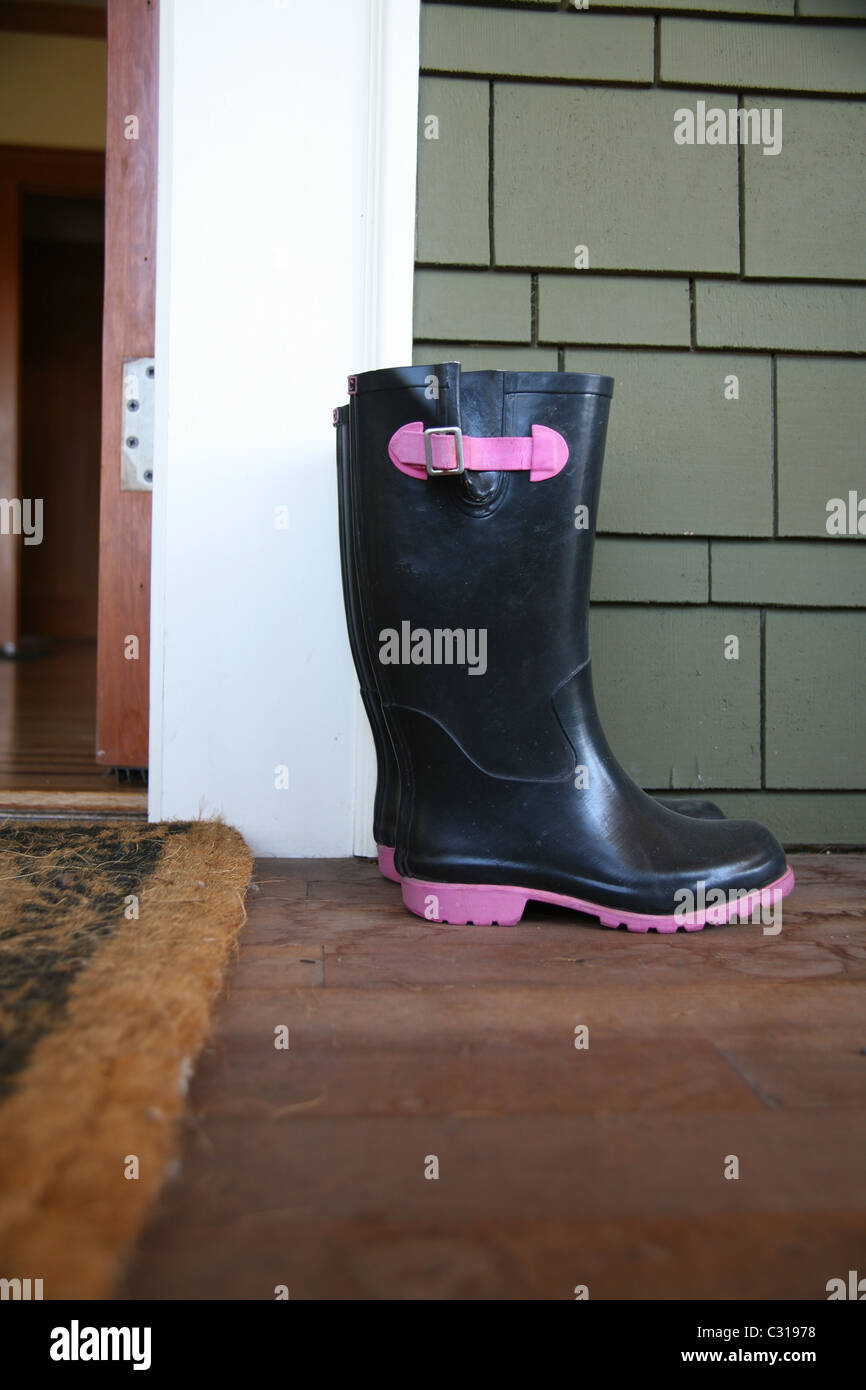 Regen Stiefel vor die Tür auf der Veranda. Stockfoto