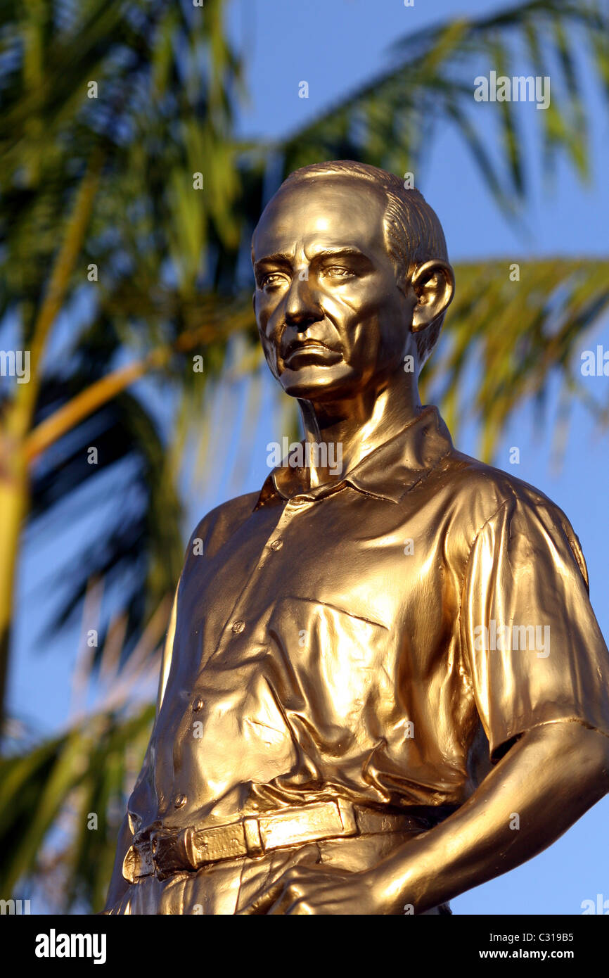 Statue von Eliseo Reatugui Vasquez auf dem Boulevard, Iquitos, Loreto, Peru, Südamerika Stockfoto