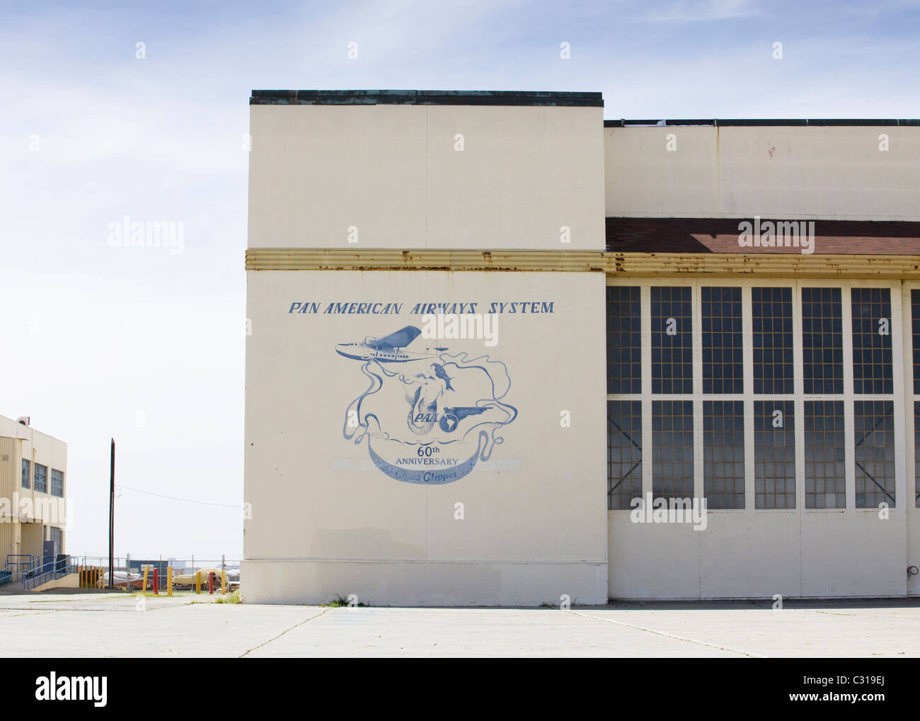 Pan am Airways Logo zum 60. Jahrestag auf dem alten Hängergebäude in Alameda, Kalifornien, USA Stockfoto