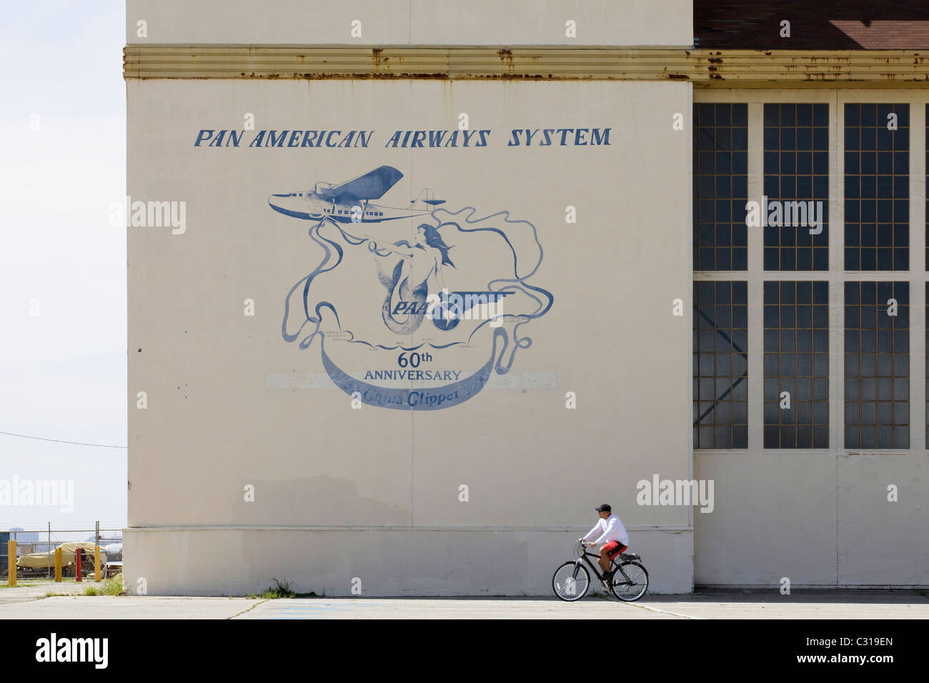 Pan am Airways Logo zum 60. Jahrestag auf dem alten Hängergebäude in Alameda, Kalifornien, USA Stockfoto
