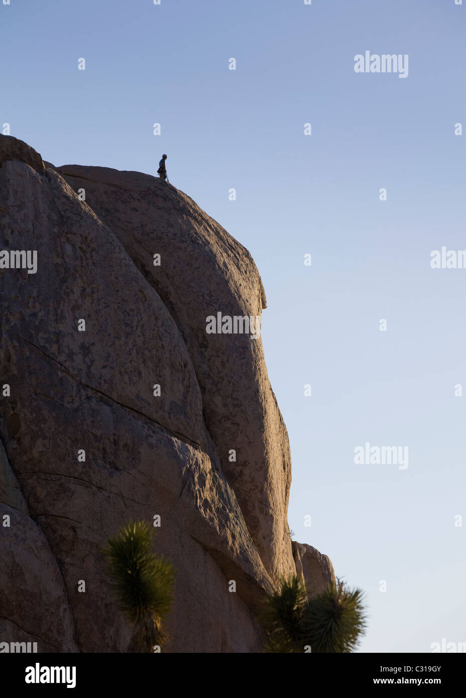 Stand am Anfang von großen Felsen Kletterer Stockfoto