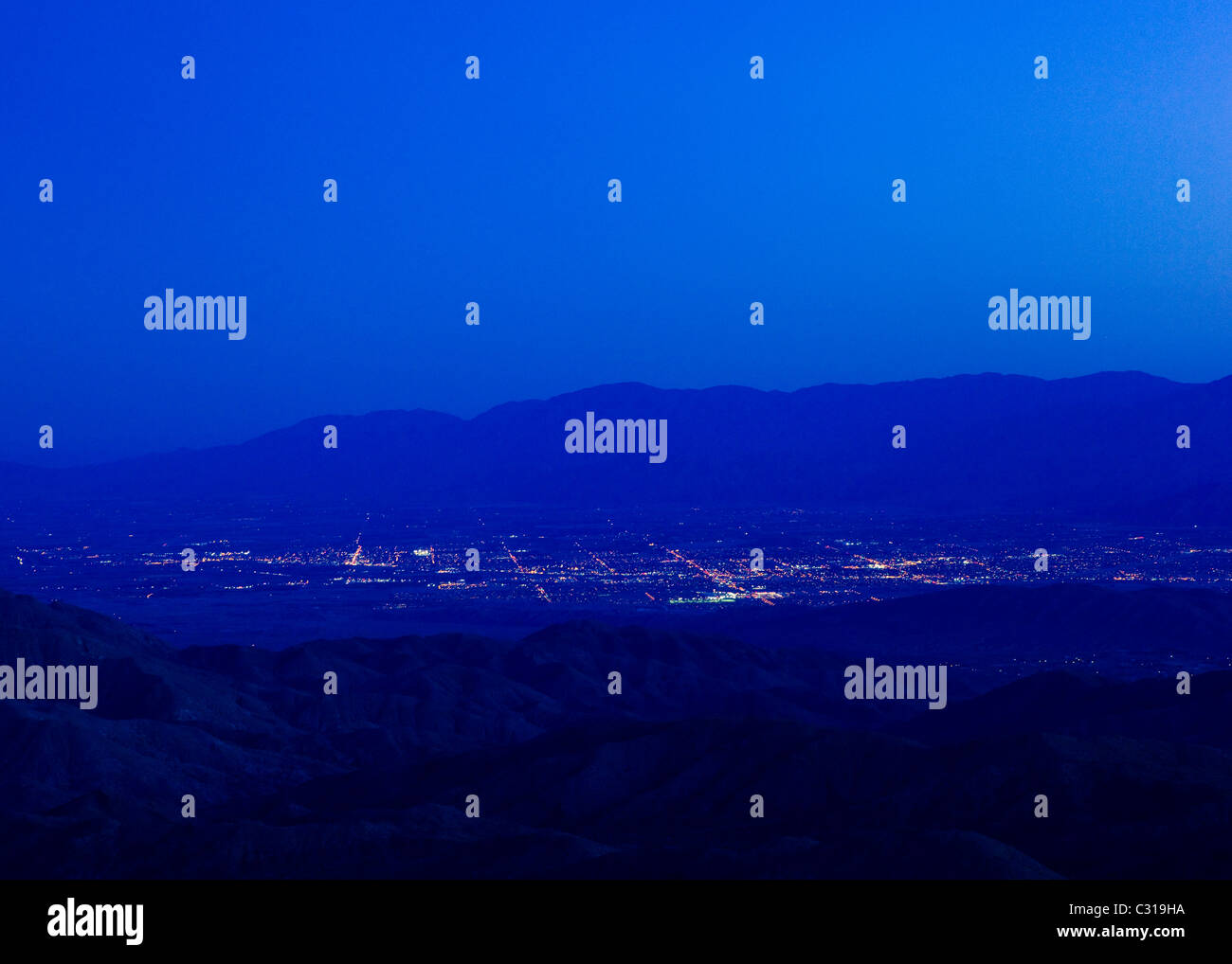 Am Abend die Lichter der Stadt von einem Aussichtspunkt aus Stockfoto