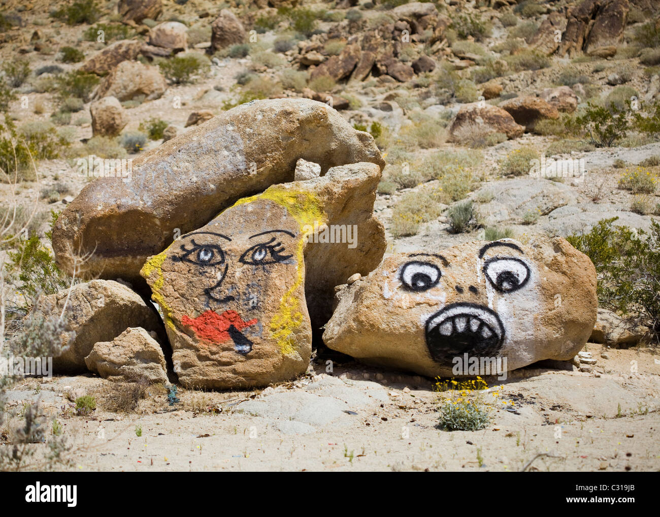 Graffiti cartoon Gesichter auf Felsen - USA Stockfoto