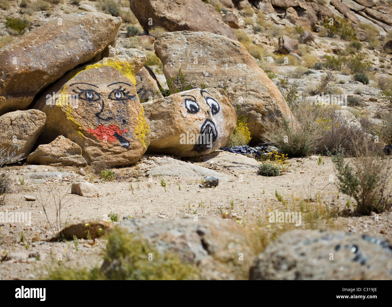 Graffiti cartoon Gesichter auf Felsen - USA Stockfoto