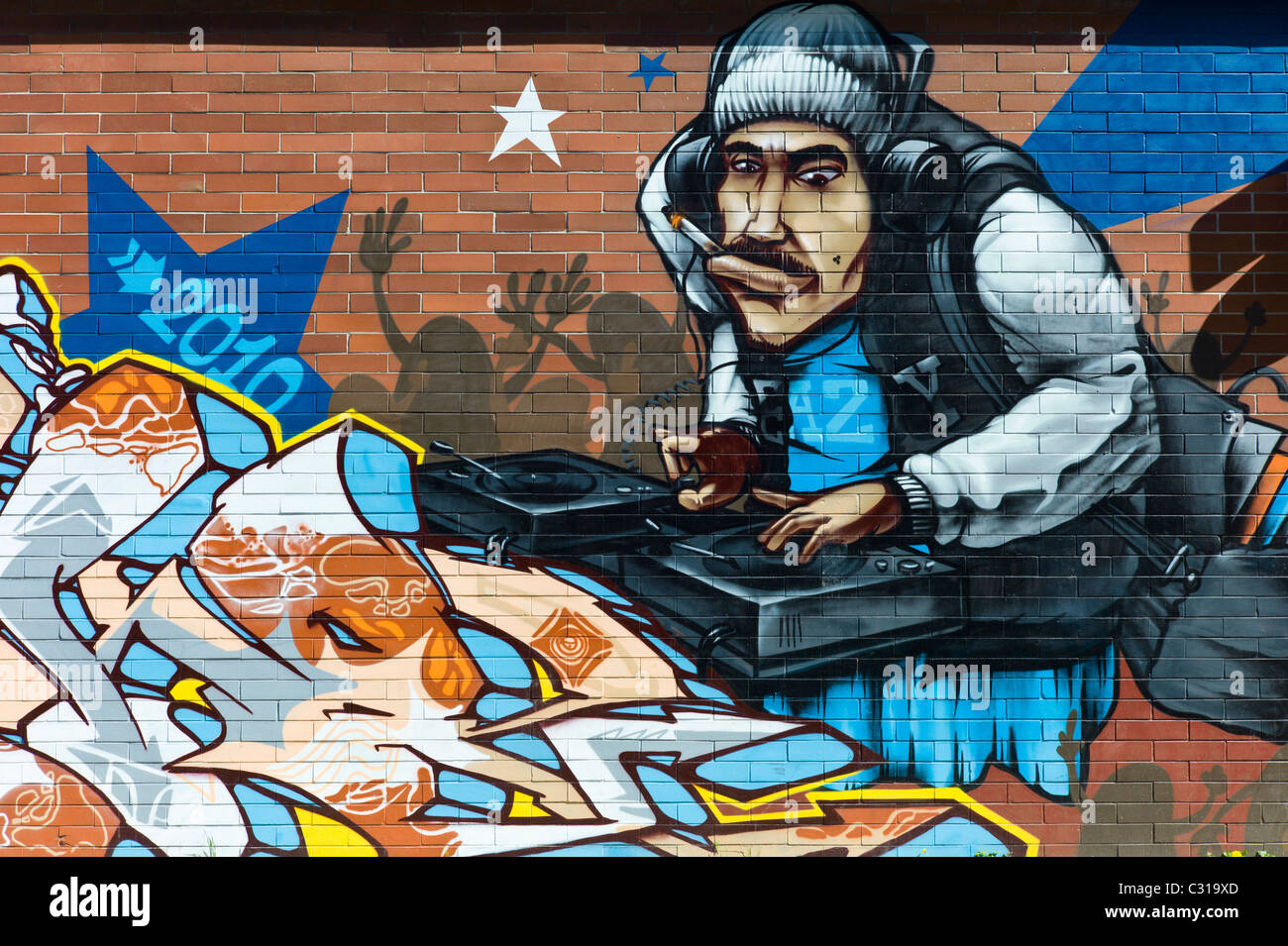 Kunstvolle Graffitis auf einen langen Stein Wand in München-Giesing zeigen einen bunten Tag und verschiedene Elemente der Hip-Hop-Kultur, Deutschland Stockfoto