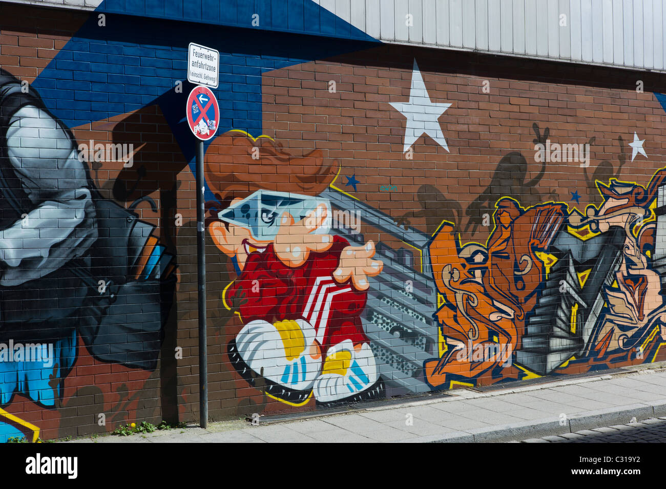 Kunstvolle Graffitis auf einen langen Stein Wand in München-Giesing zeigen einen bunten Tag und verschiedene Elemente der Hip-Hop-Kultur, Deutschland Stockfoto