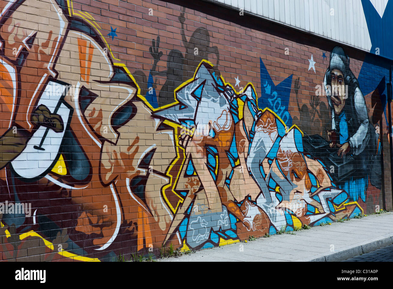 Kunstvolle Graffitis auf einen langen Stein Wand in München-Giesing zeigen einen bunten Tag und verschiedene Elemente der Hip-Hop-Kultur, Deutschland Stockfoto