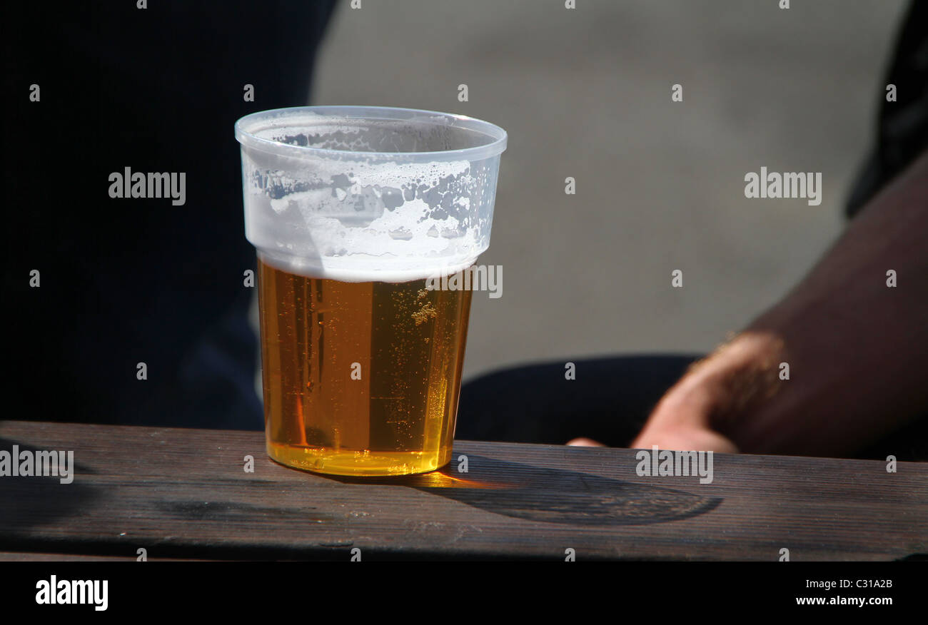 Britische bitter Bier in Kunststoff-Sicherheits-Glas. Stockfoto