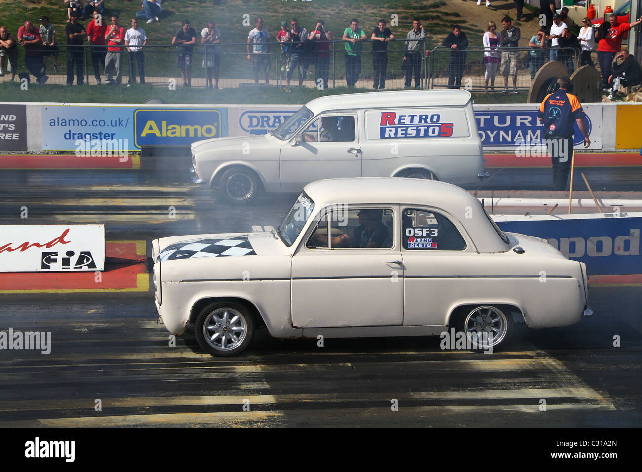 Alt aber Hochleistungs-Autos auf Drag Strip. Stockfoto