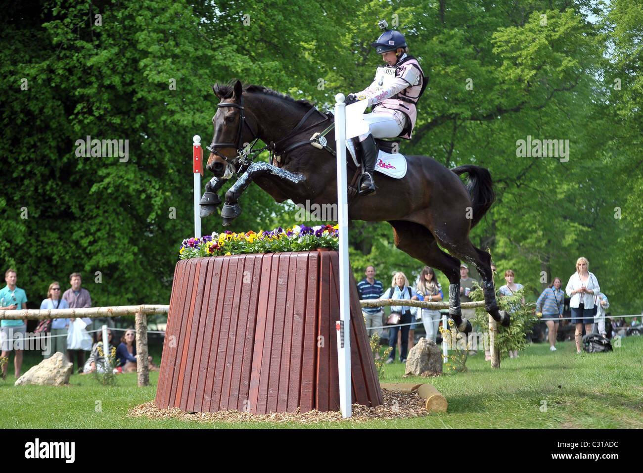 Georgie Spence Reiten Geburtstag Nacht springt über den Zaun 10. Mitsubishi Badminton Horse Trials Stockfoto