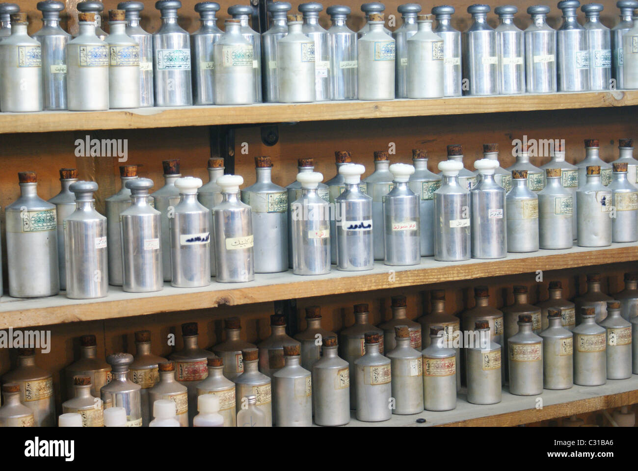 Parfüm-Flaschen im Souq Al-Madina, Aleppo, Syrien Stockfoto