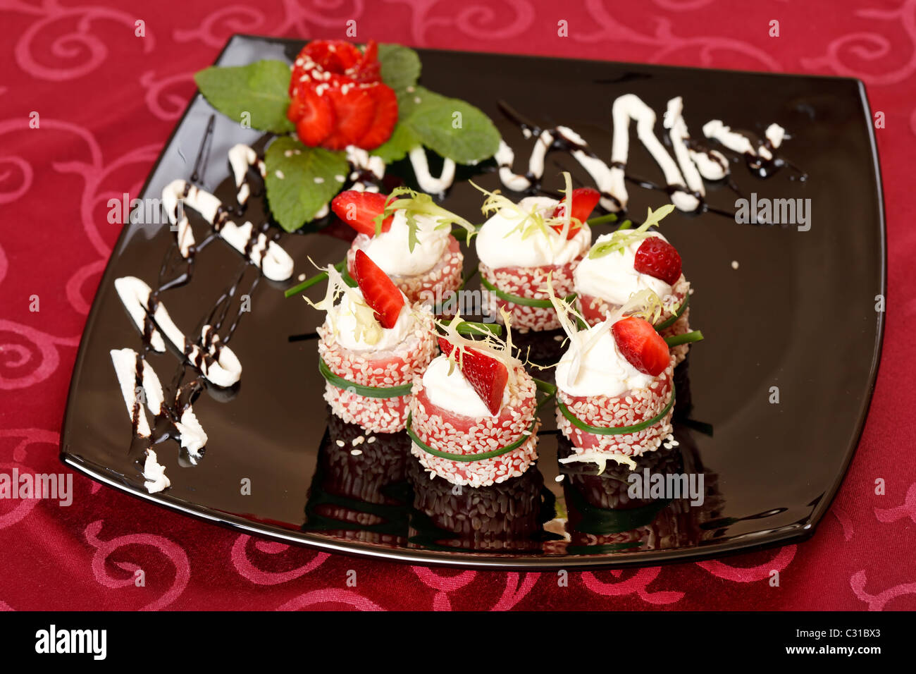 Tiramisu mit Erdbeeren und Minze garniert Sushi Roll Stockfoto