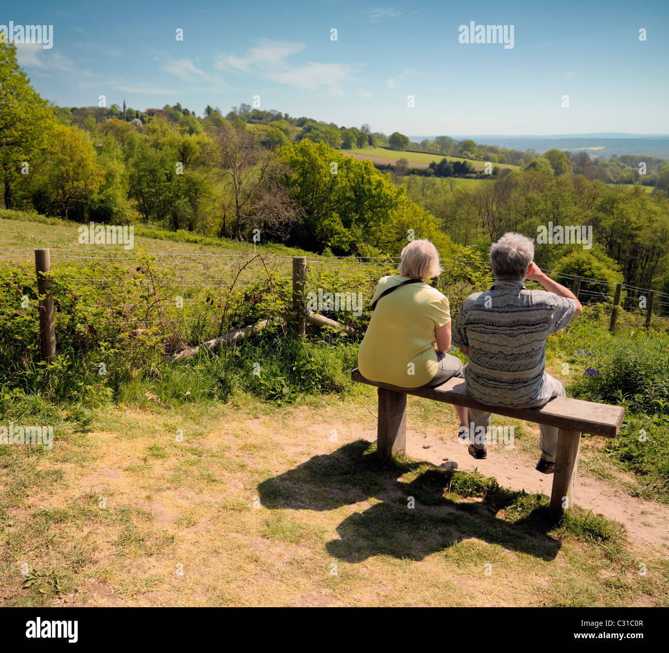 Älteres Ehepaar die Landschaft von Kent. Stockfoto
