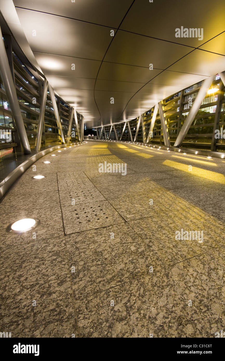 moderne Fußgängerbrücke in der Nacht in Hong kong Stockfoto