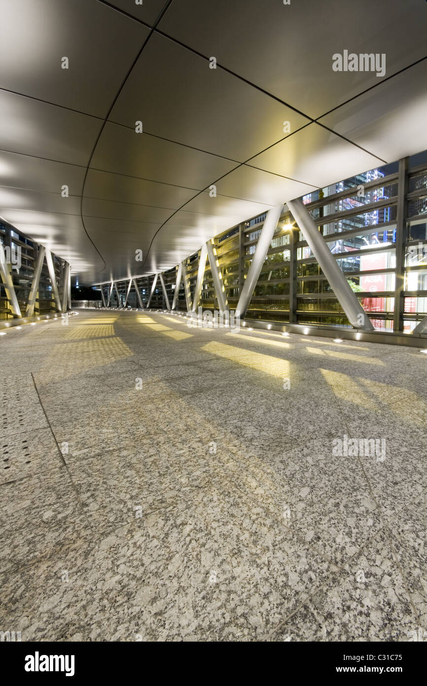 moderne Fußgängerbrücke in der Nacht in Hong kong Stockfoto