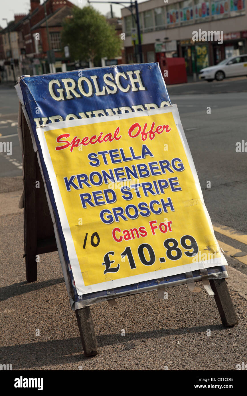 Eine Straße Zeichen Werbung billigen Alkohol in Großbritannien. Stockfoto